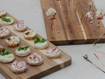 Catering presentation tray: how to choose between wood, cardboard and PS?